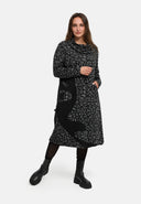 'Seriva' Kleid – kunstvoll, cozy & figurschmeichelnd