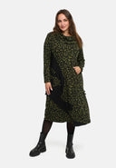 'Seriva' Kleid – kunstvoll, cozy & figurschmeichelnd