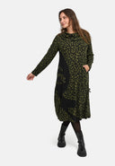 'Seriva' Kleid – kunstvoll, cozy & figurschmeichelnd