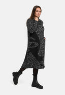 'Seriva' Kleid – kunstvoll, cozy & figurschmeichelnd