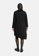 'Lunet' klänning – modern, elegant & med karaktärsstark design